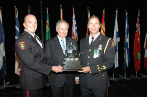 Agent Matthew Gray, L'honorable Rob Nicholson, C.P., c.r., d&eacute;put&eacute; de Niagara Falls, ministre de la Justice et procureur g&eacute;n&eacute;ral du Canada et sergent Brent Kalinowski