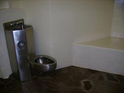 C'est la photo d'une cellule vide dans la prison situ&eacute;e en ville. Grâce au programme, je ne m'y suis pas retrouv&eacute;e